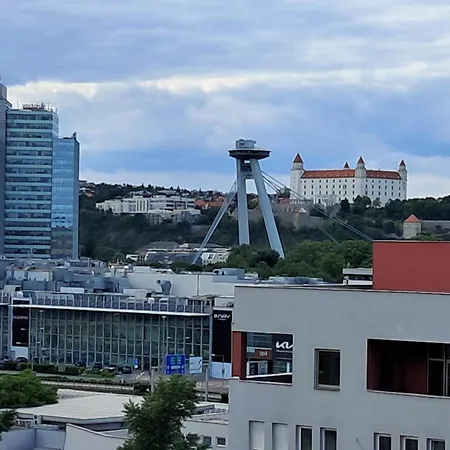 Team Flat & Urban Family Comfort - Homebase With A Castle View Apartamento