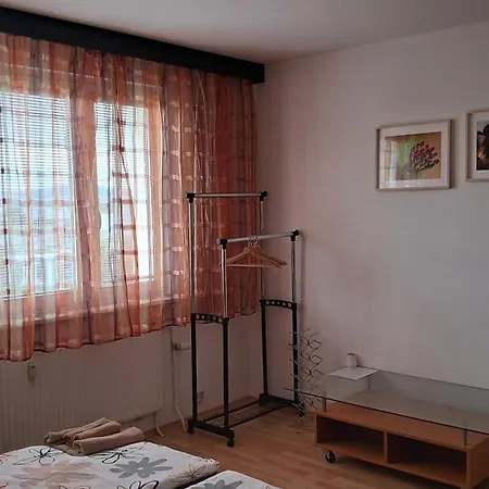 Team Flat & Urban Family Comfort - Homebase With A Castle View