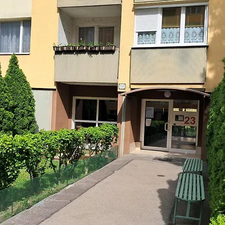 Team Flat & Urban Family Comfort - Homebase With A Castle View Апартаменты Братислава