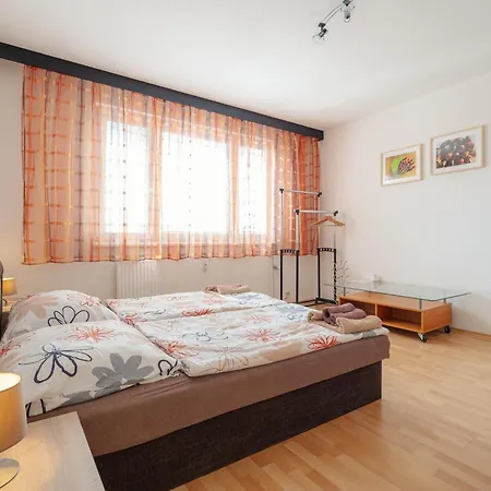 Team Flat & Urban Family Comfort - Homebase With A Castle View *