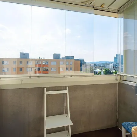 Team Flat & Urban Family Comfort - Homebase With A Castle View *