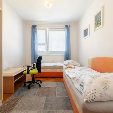 Team Flat & Urban Family Comfort - Homebase With A Castle View