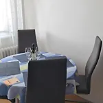 公寓 Team Flat & Urban Family Comfort - Homebase With A Castle View *