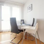 Team Flat & Urban Family Comfort - Homebase With A Castle View *
