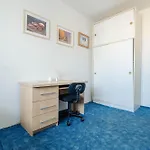公寓 Team Flat & Urban Family Comfort - Homebase With A Castle View