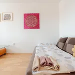 Team Flat & Urban Family Comfort - Homebase With A Castle View 公寓