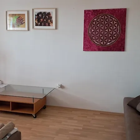 Team Flat & Urban Family Comfort - Homebase With A Castle View *