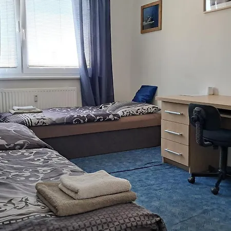 شقة Team Flat & Urban Family Comfort - Homebase With A Castle View *