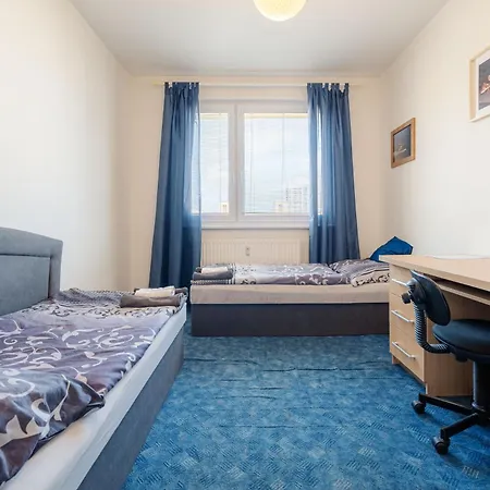 شقة Team Flat & Urban Family Comfort - Homebase With A Castle View *