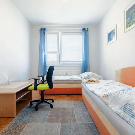 Team Flat & Urban Family Comfort - Homebase With A Castle View شقة