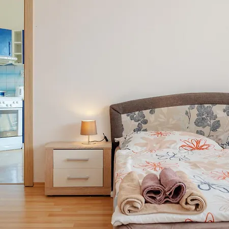 شقة Team Flat & Urban Family Comfort - Homebase With A Castle View *