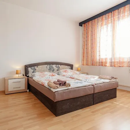 Team Flat & Urban Family Comfort - Homebase With A Castle View *