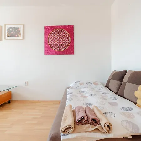 Team Flat & Urban Family Comfort - Homebase With A Castle View شقة